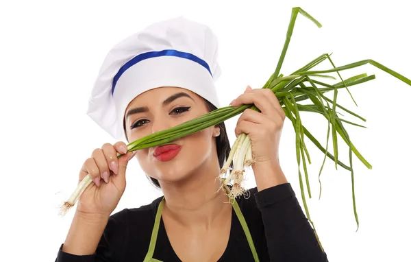 Mulher cozinheiro com cebolinha — Fotografia de Stock