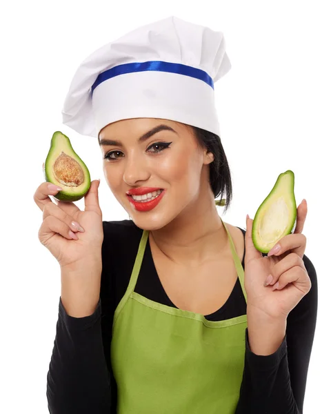 Mujer cocinera sosteniendo aguacate en rodajas —  Fotos de Stock