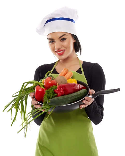 Jeune cuisinière latine dame avec des légumes dans la poêle — Photo
