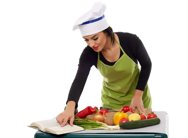 Mujer chef cocina verduras —  Fotos de Stock