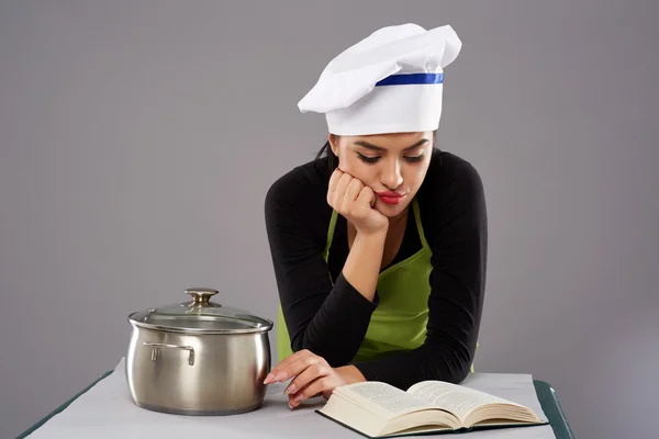 女厨师阅读食谱 — 图库照片