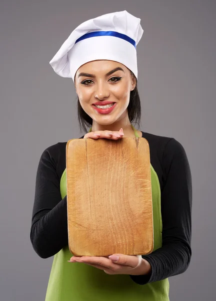 Vrouw chef-kok holdong houten plank — Stockfoto