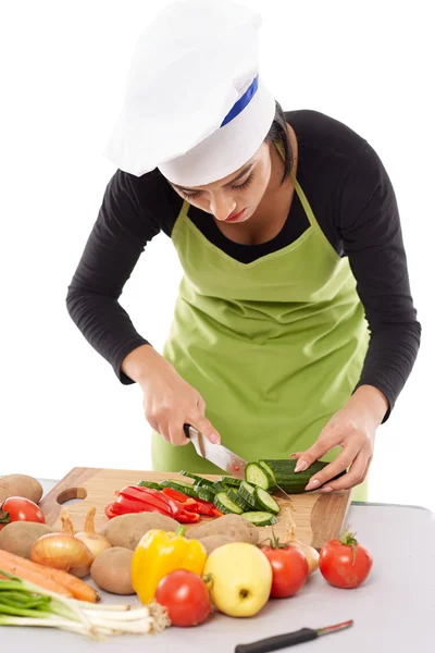 Mujer picando verduras —  Fotos de Stock