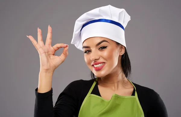 Mujer chef haciendo signo OK —  Fotos de Stock