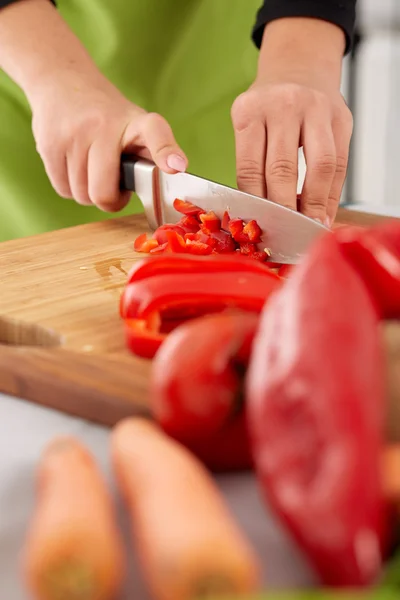 Vrouw hakken groenten — Stockfoto