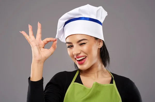 Mujer chef haciendo signo OK —  Fotos de Stock