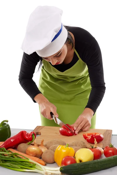 Femme chef hacher des légumes — Photo