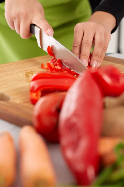 Vrouw hakken groenten — Stockfoto