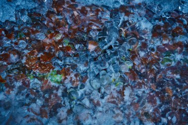 Çakıl taşları donmuş su