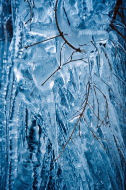Buz sarkıtları dağ duvar