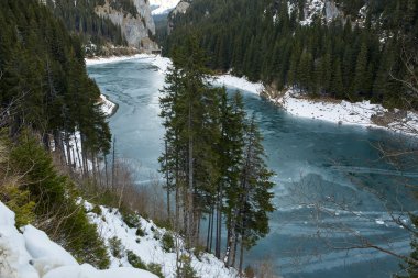 Kışın dağ gölü etrafında bizimkiler yaşar
