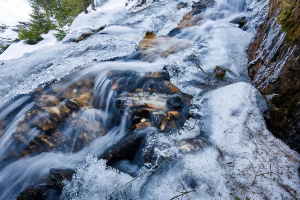 Rio de montanha no inverno — Fotografia de Stock