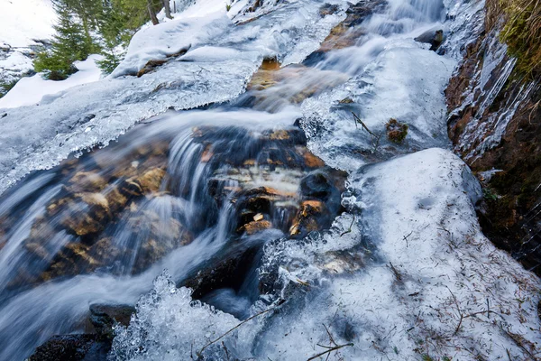 Gebirgsfluss im Winter — Stockfoto