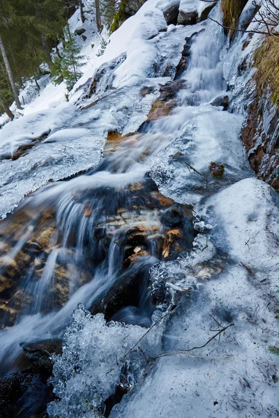 Gebirgsfluss im Winter — Stockfoto