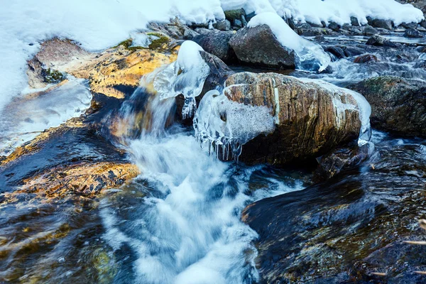 Zugefrorener Gebirgsfluss — Stockfoto