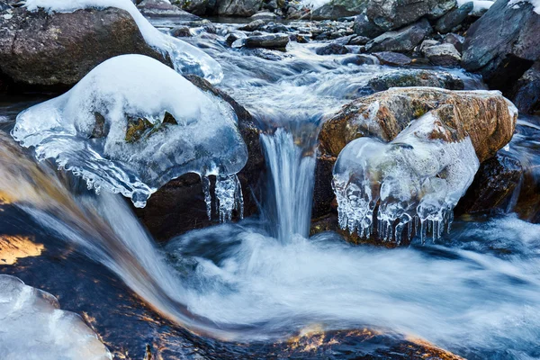 Fagyasztott mountain river — Stock Fotó