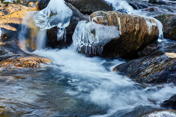 Fryst berg flod — Stockfoto