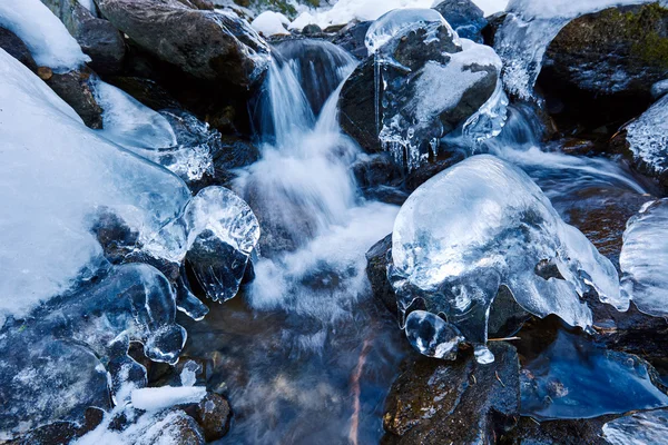 Zugefrorener Gebirgsfluss — Stockfoto