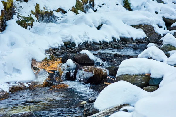 Zugefrorener Gebirgsfluss — Stockfoto