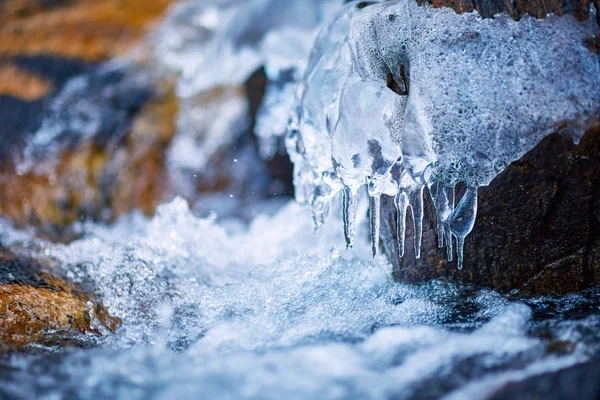 Zugefrorener Gebirgsfluss — Stockfoto