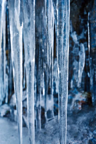 Icicles pendurados em rocha de montanha — Fotografia de Stock