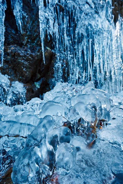 Jégcsapok hegyi falon — Stock Fotó