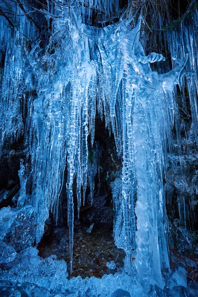Jégcsapok hegyi falon — Stock Fotó