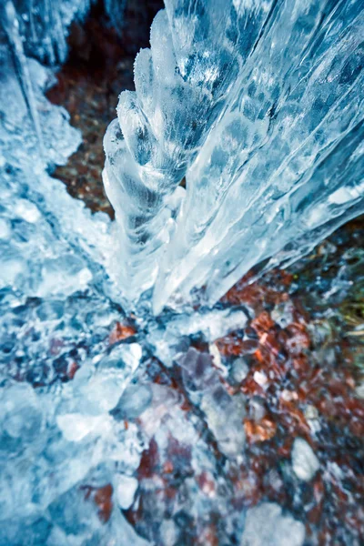 Eiszapfen an der Bergwand — Stockfoto