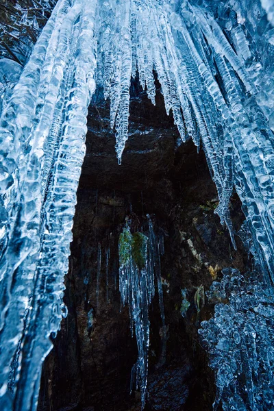 Eiszapfen an der Bergwand — Stockfoto