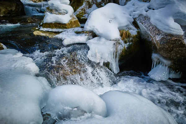 Zugefrorener Fluss auf Bergen — Stockfoto