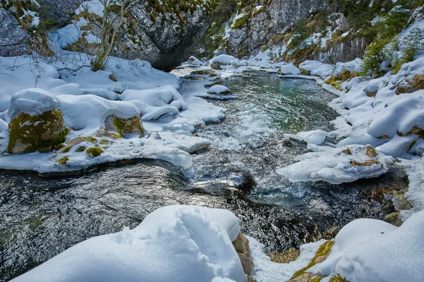 Río congelado en las montañas —  Fotos de Stock