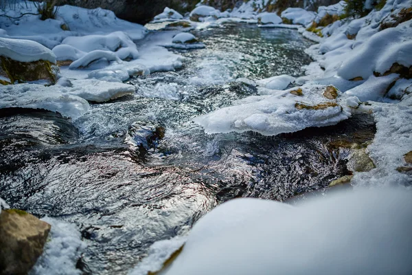 Zugefrorener Fluss auf Bergen — Stockfoto