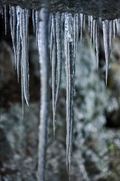 Icicles colgando en roca de montaña —  Fotos de Stock