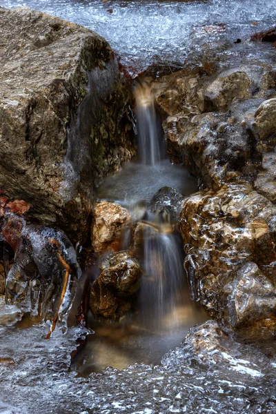 Río de montaña en invierno —  Fotos de Stock