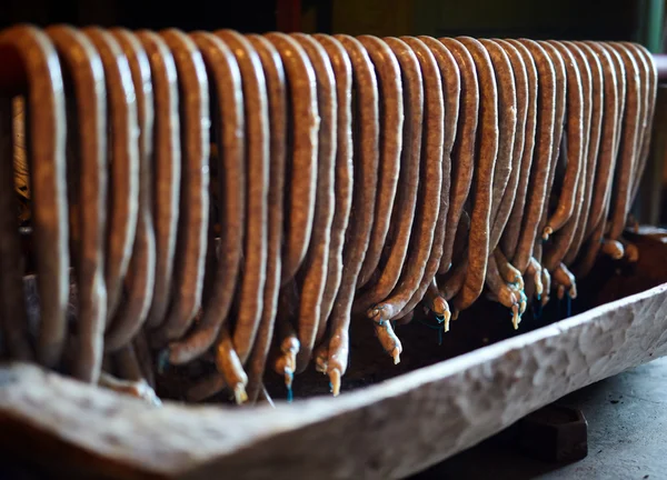 Saucisses de porc maison suspendues dans le fumoir — Photo