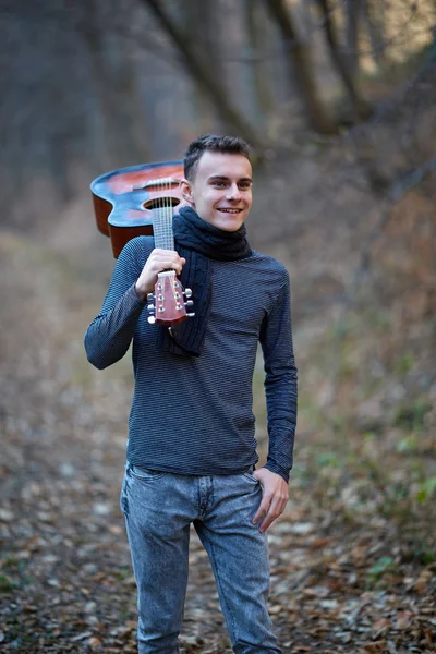 Teenage guitarist outdoor in the forest — Stock Photo, Image