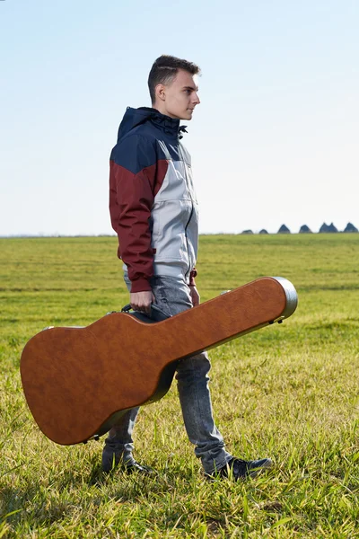 Teenage gitarist buiten — Stockfoto