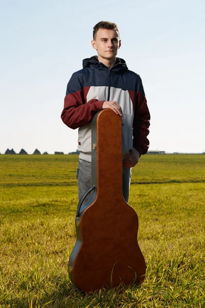 Teenage guitarist outdoor — Stock Photo, Image