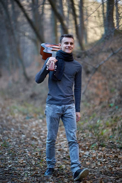 Teenage gitarist buiten in het bos — Stockfoto