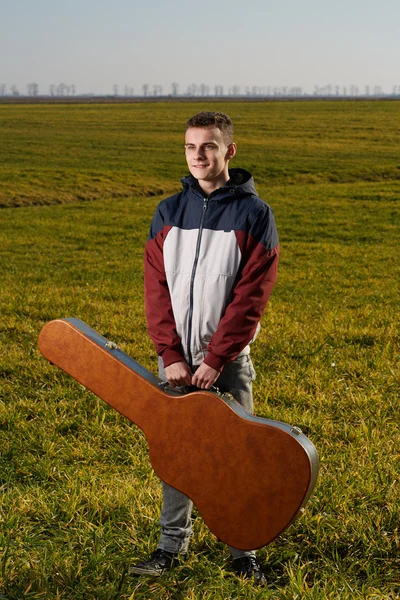 Teenage gitarist buiten — Stockfoto