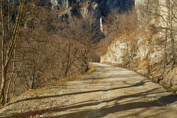 Gravel road in the mountains — Stock Photo, Image