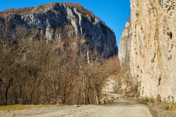 Estrada de cascalho nas montanhas — Fotografia de Stock