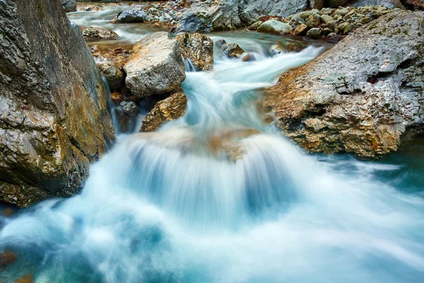 Paisaje con un río — Foto de Stock