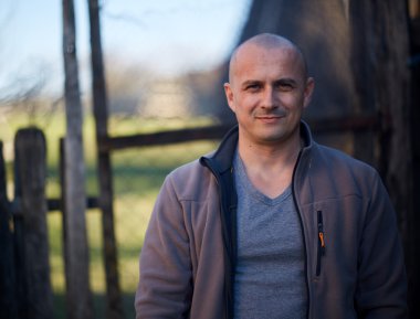 Çiftçi avluda daimi