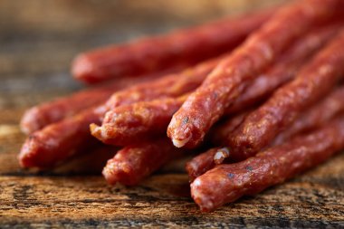 sosis bir ahşap tahta üzerinde sopa