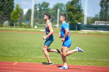 çalışan sporcular arkadaşlar