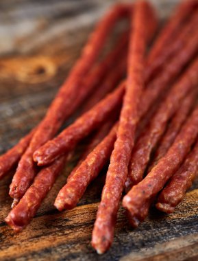 sosis bir ahşap tahta üzerinde sopa