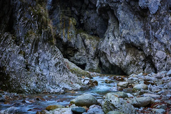 Řeka protéká horský kaňon — Stock fotografie