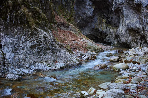 Rivière qui coule dans le canyon de montagne — Photo