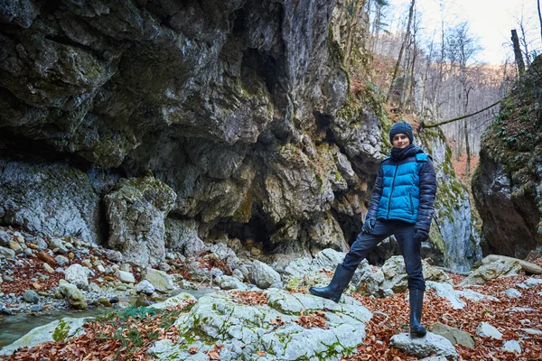 Adolescente in un canyon — Foto Stock